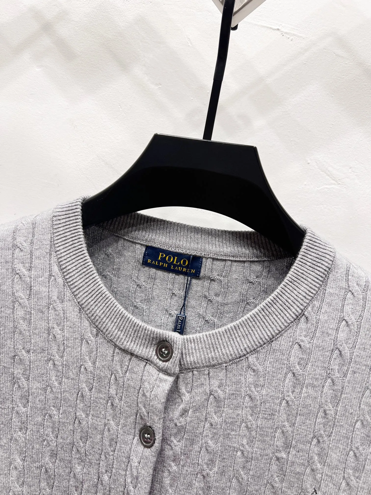 P180 Style number: (Q054) Ralph Lauren classic round neck solid color pony embroidered logo knitted cardigan long sleeves Ralph Lauren classic basic versatile twist knitted cardigan long sleeves Main supply platform live broadcast Wholesale entities Replenish when out of stock Not removed from the shelves Quality 1:1 version Complete three labels Correct version of pony logo Imported quality cotton yarn Focus on high-end Cost-effective Good quality Needless to say Zhao Lusi's same style is really amazing. It's so sweet. I'm so pretty. This cardigan is really good-looking. The upper body is simple and easy to wear. It's a must-have for goddess ootd. Good-looking clothes are never picky. A must-have in the wardrobe of goddesses. Size: S-XL. Color: black, apricot, gray, navy blue, red, white.